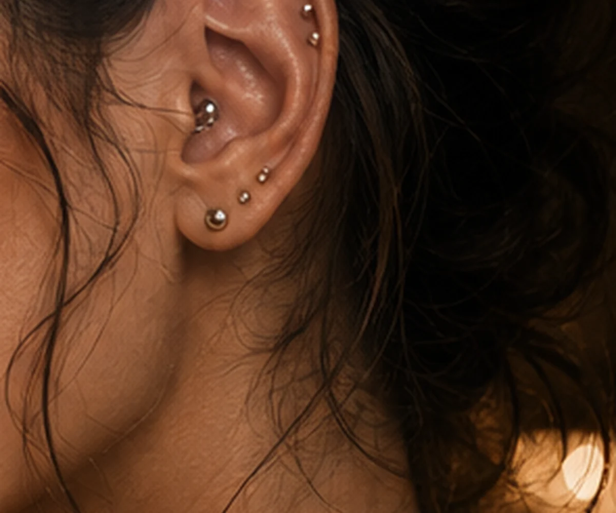 Elegantes Ohrpiercing im Beautyrella Stil