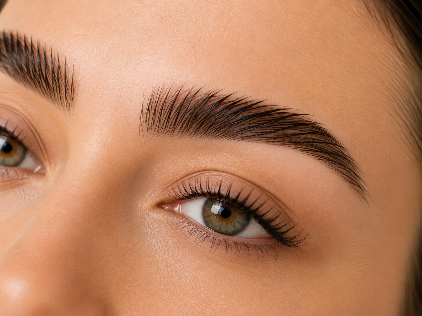 Geformte und definierte Augenbrauen nach Brow Lifting